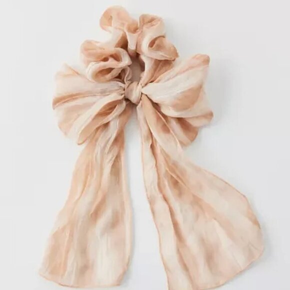 NWT Urban Outfitters Long Bow Pink Crinkle Scrunchie - Picture 1 of 4